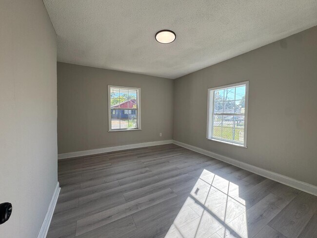 Building Photo - 2028 Amity Ave