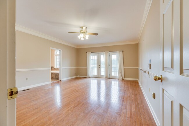Building Photo - Experience lakefront living at its finest in the heart of East TN