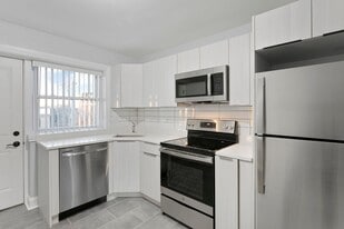Building Photo - 7639 N Eastlake Ter