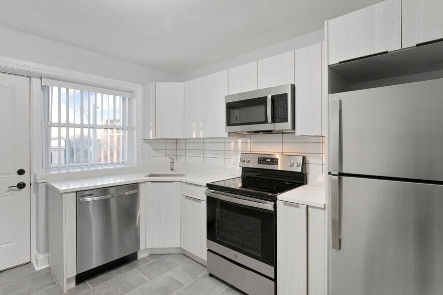 Primary Photo - 7639 N Eastlake Ter