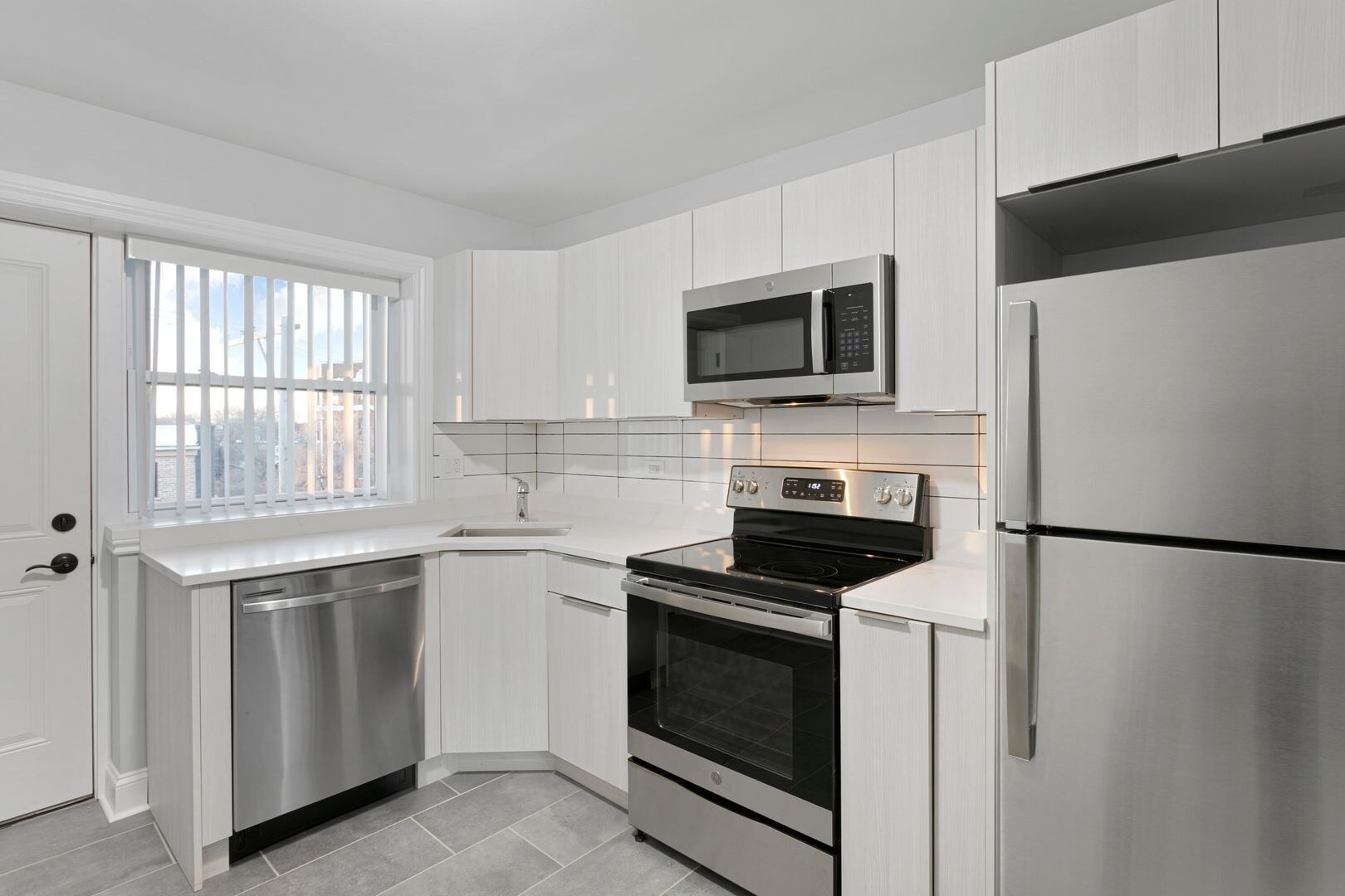 Building Photo - 7639 N Eastlake Ter