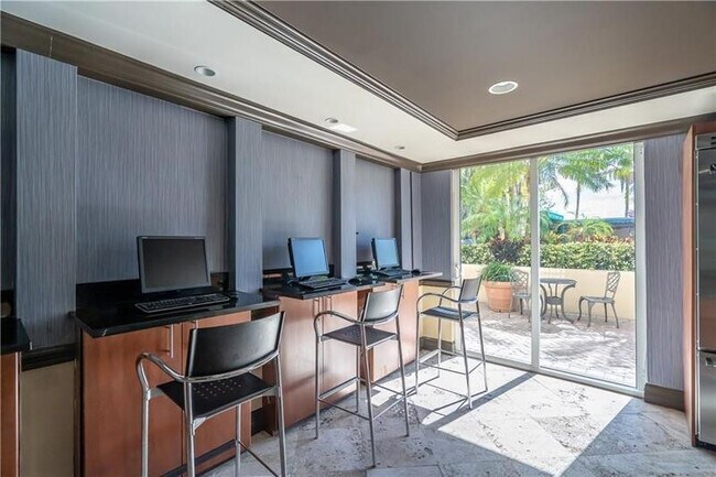 Building Photo - 520 SE 5 Ave