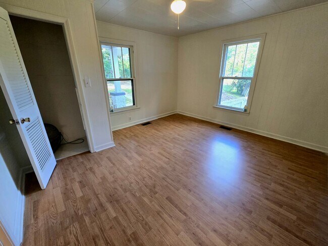 Building Photo - Cozy Lenoir 2/1 Bungalow with Fenced Yard on Cul-de-Sac