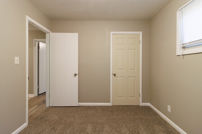 Building Photo - 432 Woodview Dr