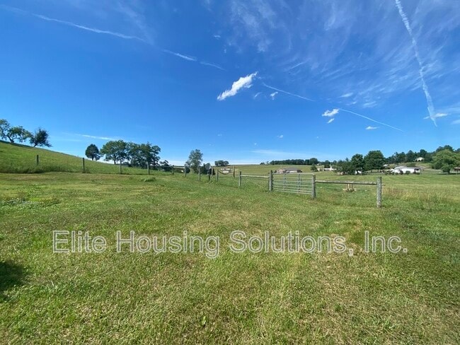 Building Photo - 3308 Old Stage Rd