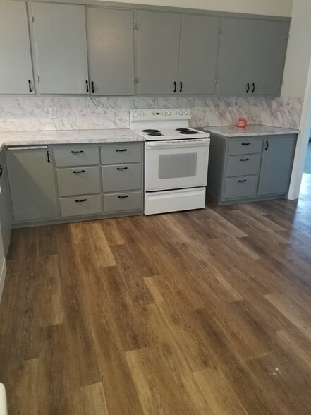 Tons of kitchen storage - 170 N Harrison Blvd Main
