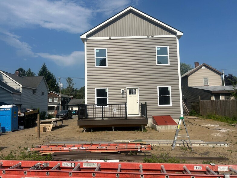 Building Photo - 139 Elm St