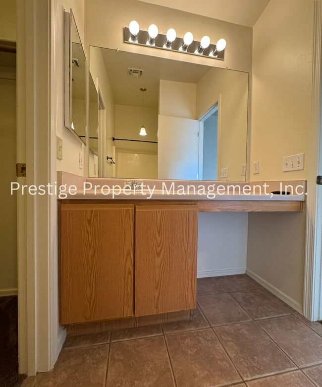 Building Photo - Cozy East Side Home W/ a Den