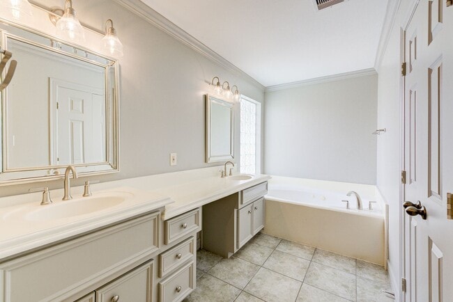 Building Photo - 3 bed, 3/1 bath updated townhome in the he...