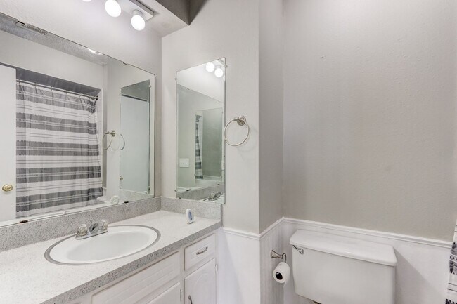 Building Photo - 4 bed house in Yukon!