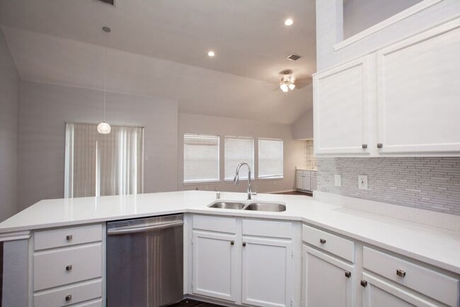 Building Photo - 653 Spring Valley Rd