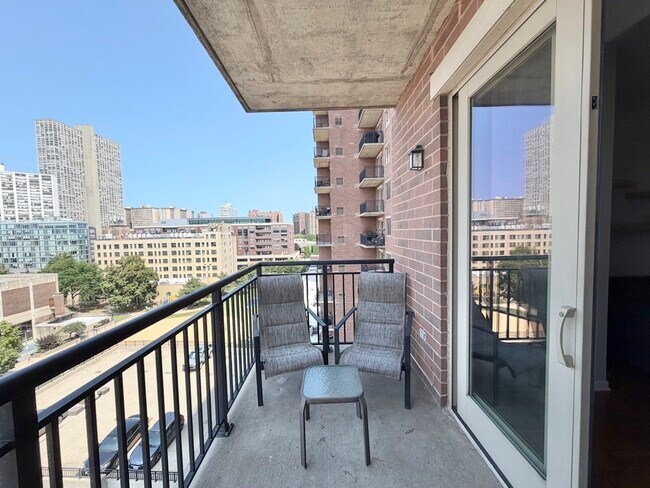 Building Photo - 828 W Grace St