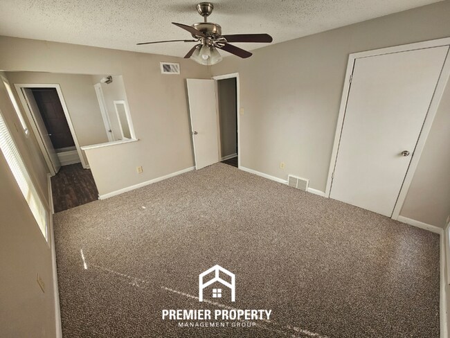 Building Photo - Spacious 3BR Memphis Home with Vaulted Ceilings, Fireplace & Fenced Backyard