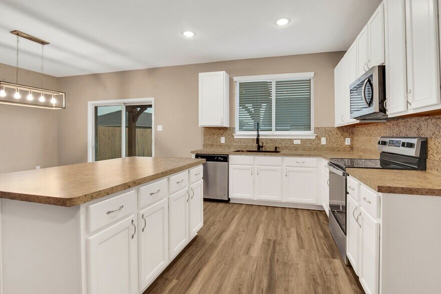 Building Photo - 1021 Waverly Dr