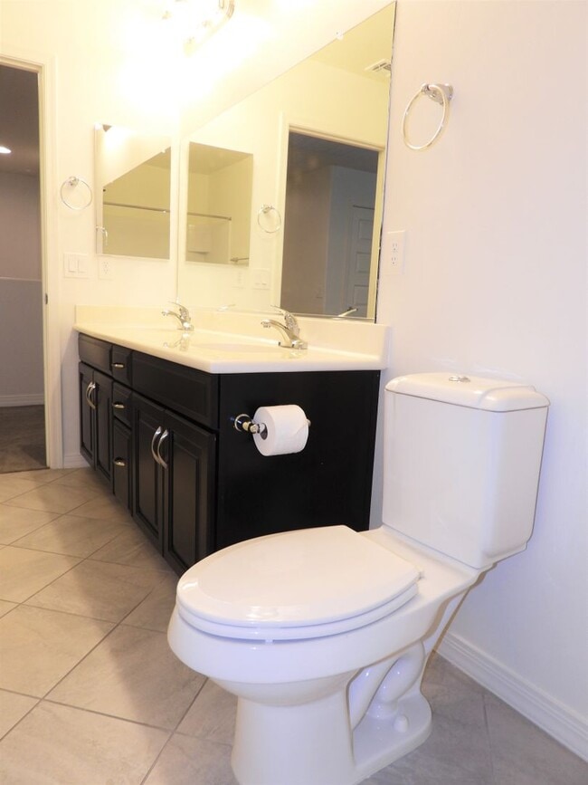 Building Photo - 4 Bedroom 2.5 Bathroom