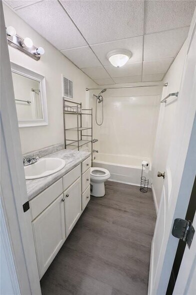 Building Photo - 220 Sandy Springs Pl NE