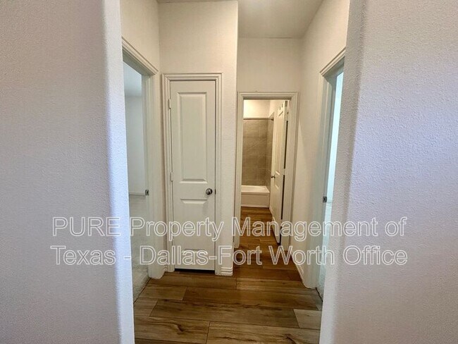 Building Photo - 2113 Donker Dr