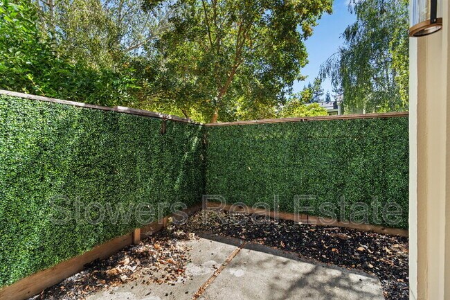 Building Photo - 433 Garden Creek Pl