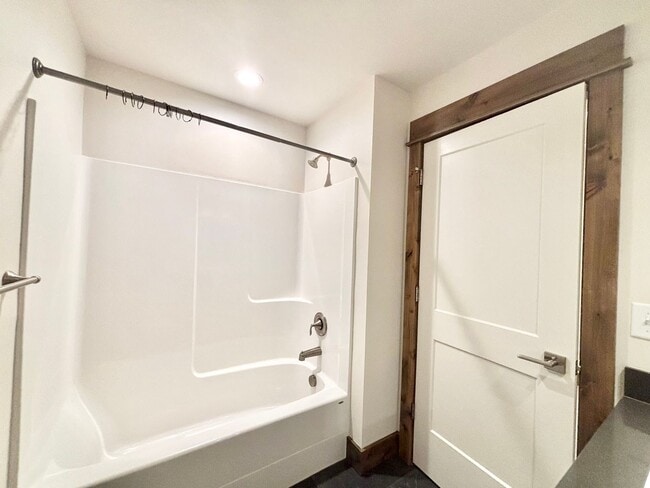 Building Photo - Central 4 Bedroom Condo