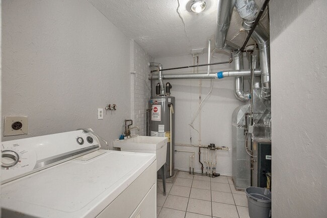 Building Photo - 2 BED 1.5 BATH UNIT IN THE BANBURY CONDOMINIUMS!