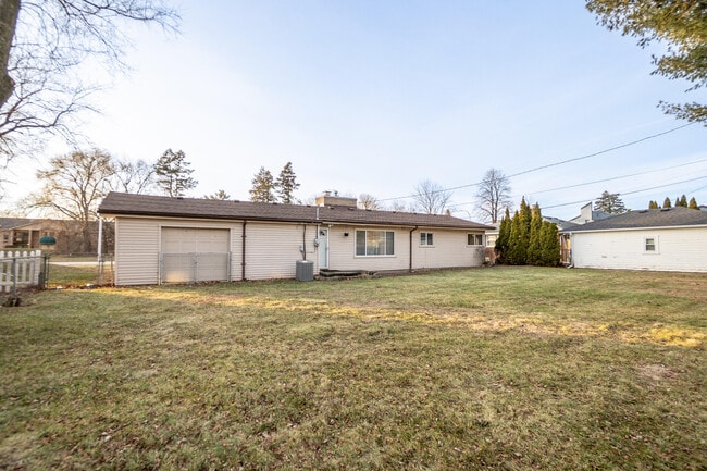 Building Photo - 18248 Farmington Rd