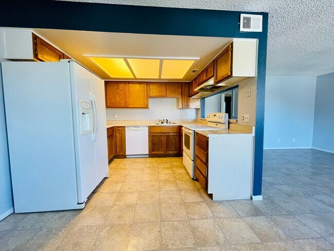 Building Photo - Remodeled 2 Bedroom Condo