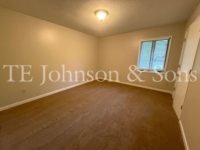 Building Photo - Charming 3 Bedroom Home Near Country Club ...