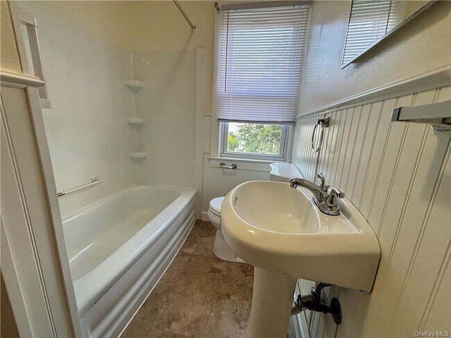 Building Photo - 8 Gregory Rd