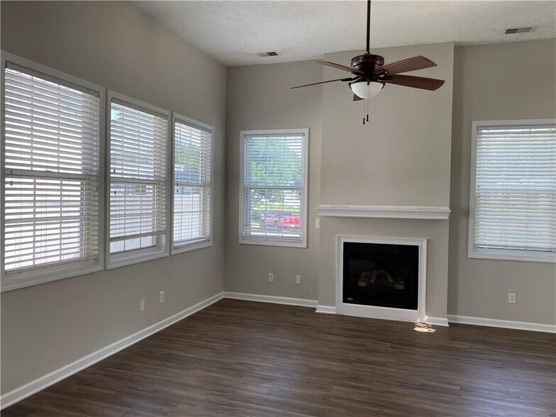 Building Photo - 736 Bedford