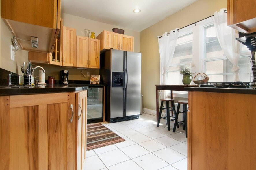 Building Photo - 621 Kenwood Pky