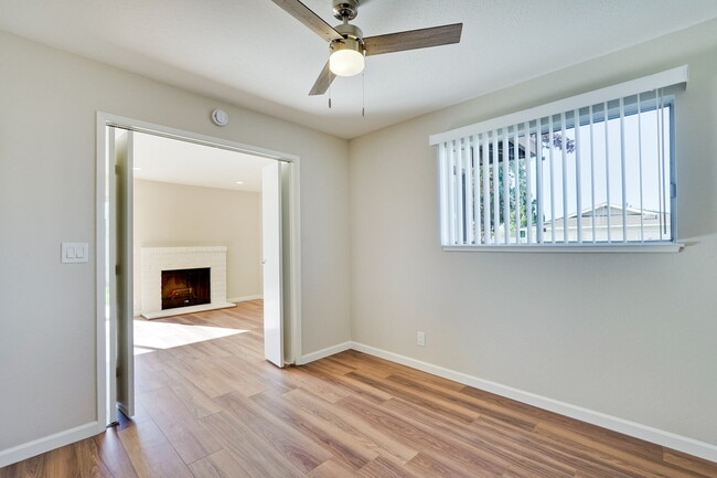 Building Photo - Newly Remodeled 3BR, 2BA, 1,117sf Duplex w...