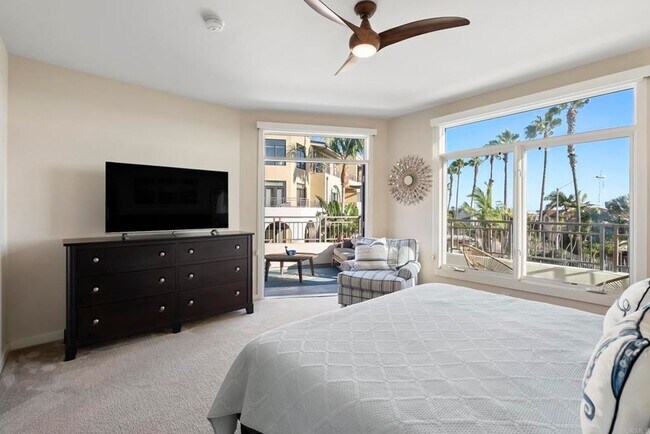 Building Photo - 5460 La Jolla Blvd