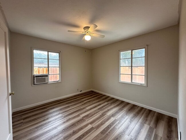 Building Photo - Corner Lot!