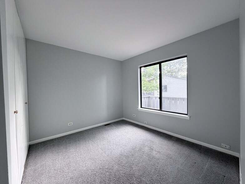 Building Photo - 2 Elm Ct