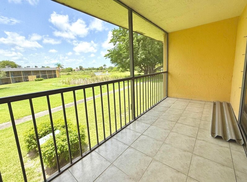 Building Photo - 1625 Meadows Cir W