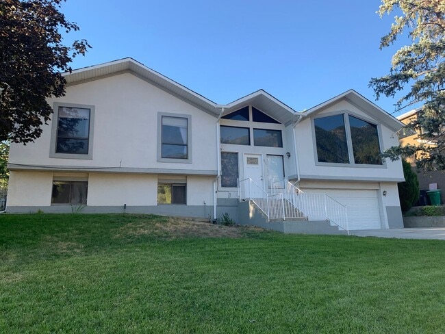 Building Photo - Large Five Bedroom Home, Sandy, 2500 sq ft, New Paint, New carpet, New Flooring