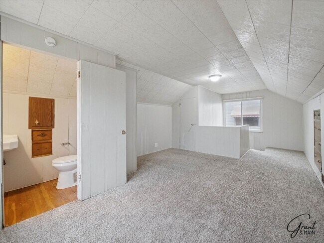 Building Photo - 3 bedroom  1.5 bath bungalow - $1200