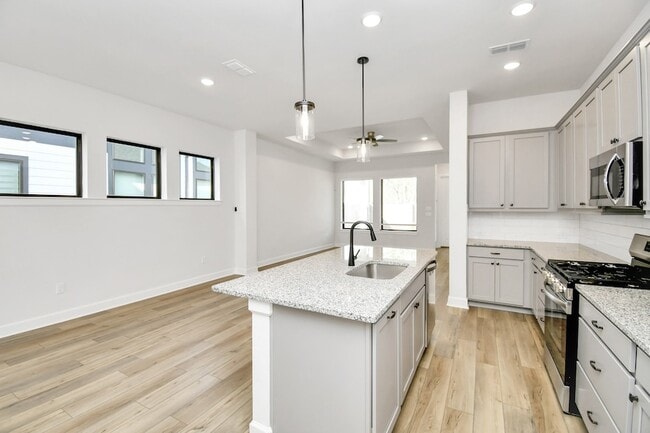 Building Photo - 1535 Park Path Dr