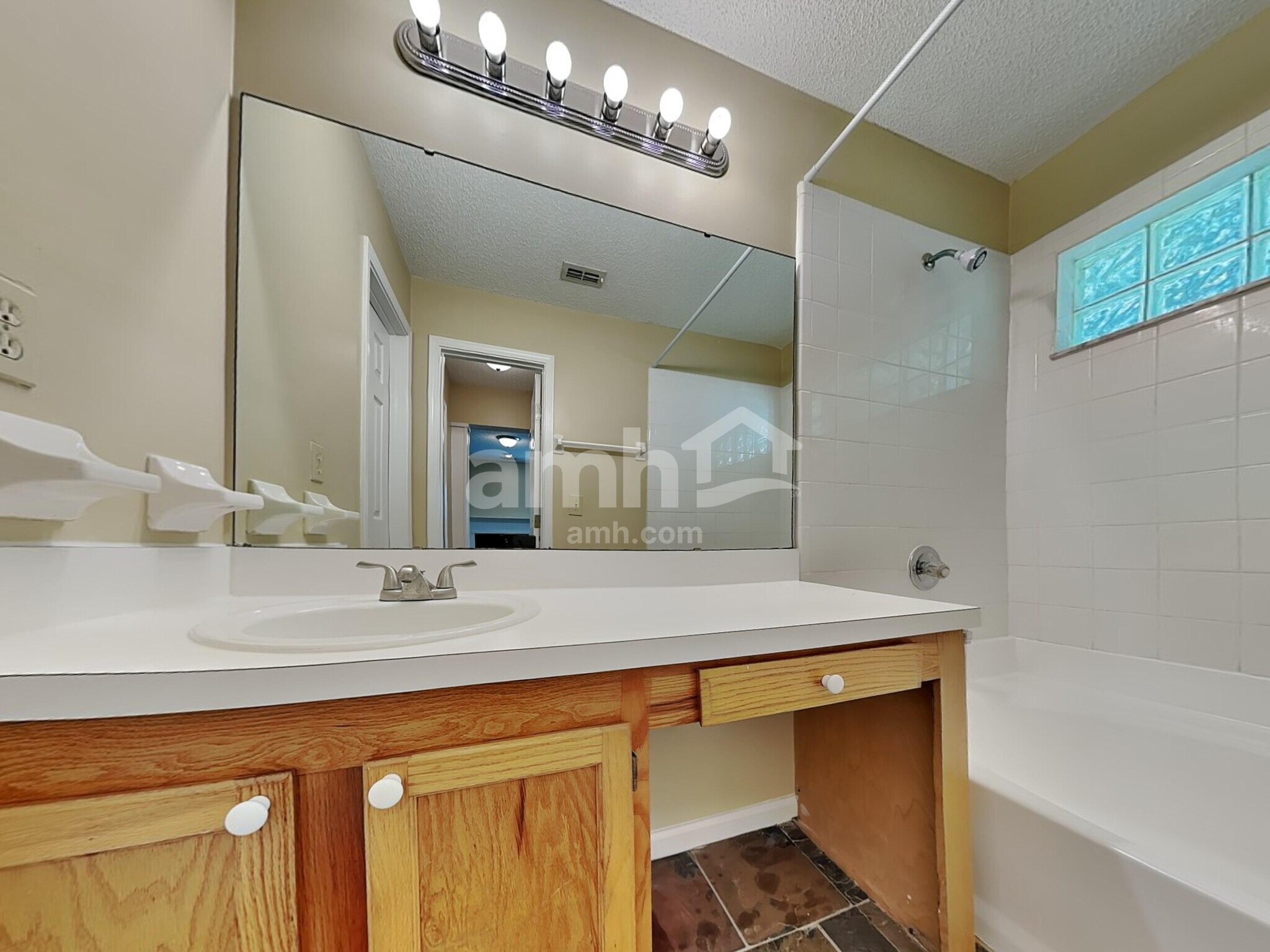 Building Photo - 325 Willow Green Dr