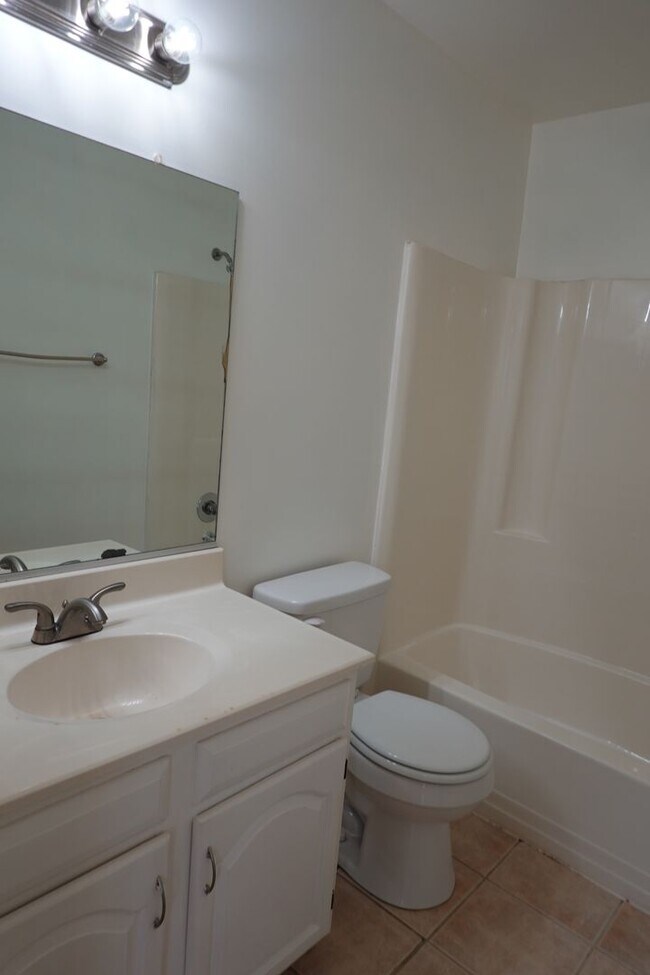 Building Photo - End Unit Condo Near Fort Eustis For Rent