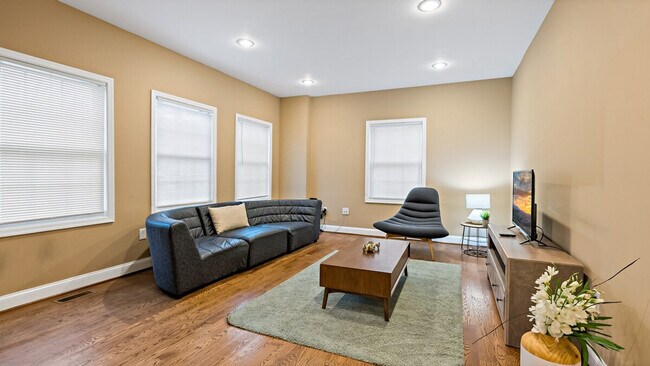 Building Photo - 800 S Washington St