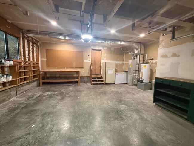 Building Photo - 3 BED 2.5 BATH WITH DAYLIGHT BASEMENT & BONUS ROOM - SPACIOUS CORNER LOT