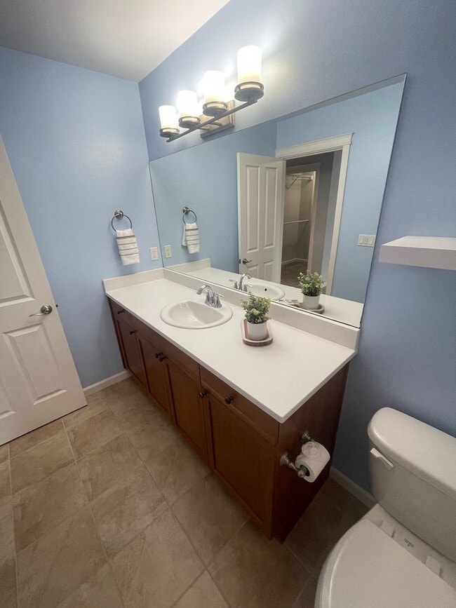 Building Photo - Spacious 3BD/2.5BTH Available for Lease in...