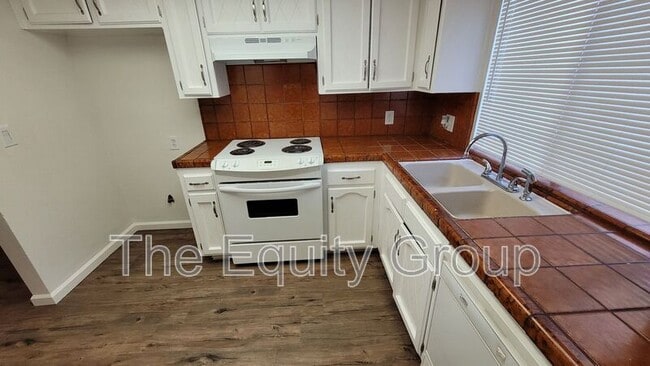 Building Photo - 5804 W Robinwood Ave
