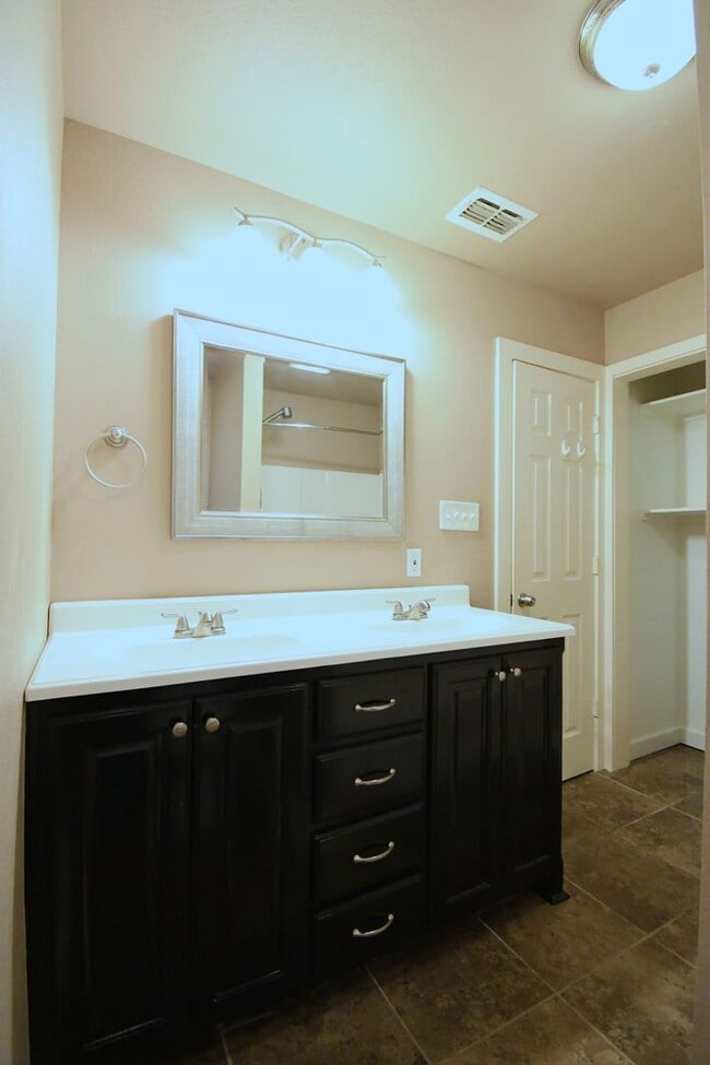 Building Photo - Lovely 4 Bedroom 2 Bath in Flint!
