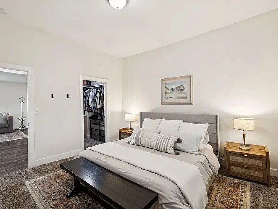 Bed 1 - 816 Woodside St