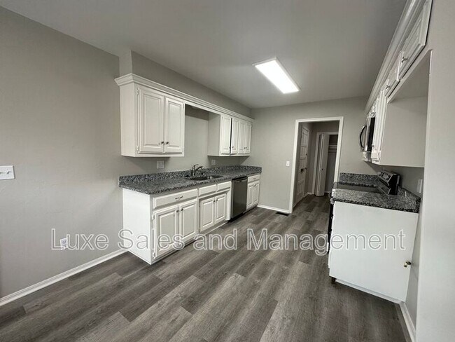 Building Photo - 6102 N Ross Ave