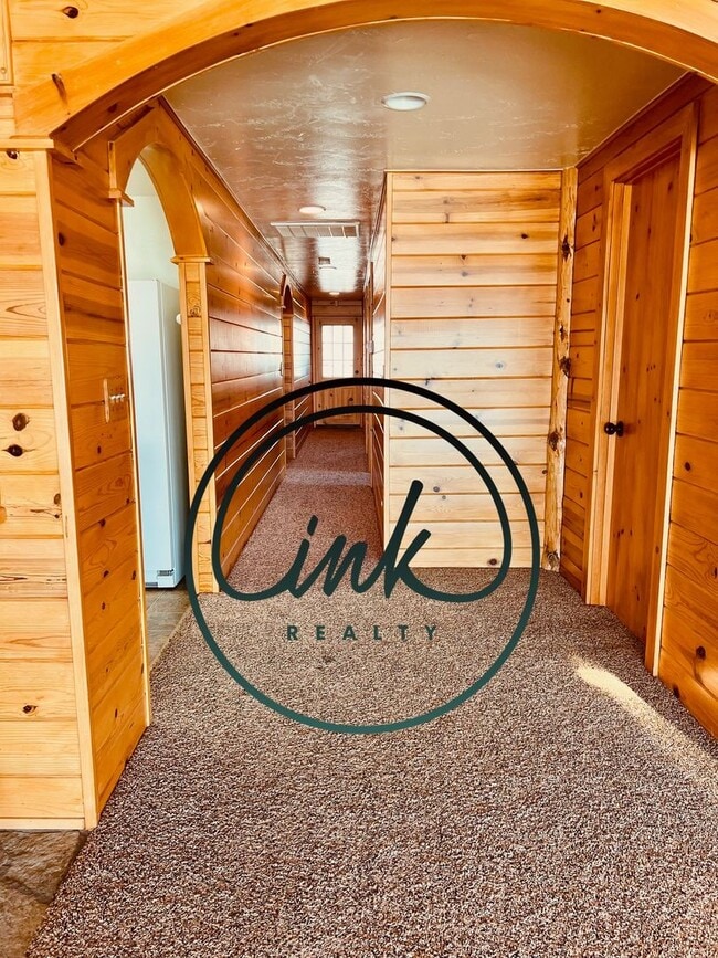 Building Photo - Charming Cabin-Style Home with Stunning To...