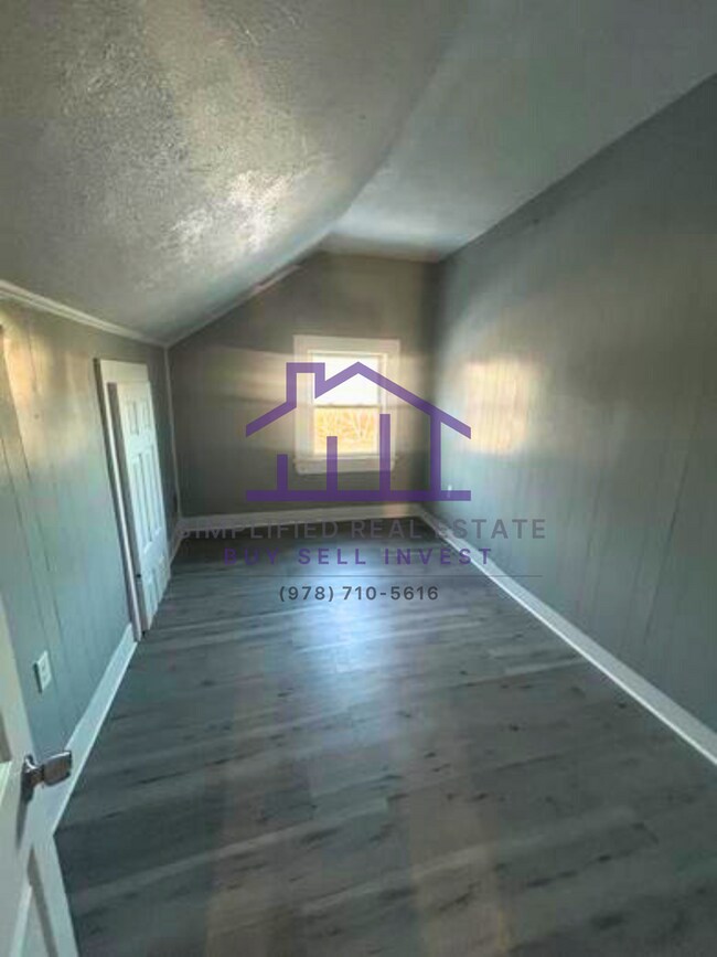 Building Photo - 418 River St