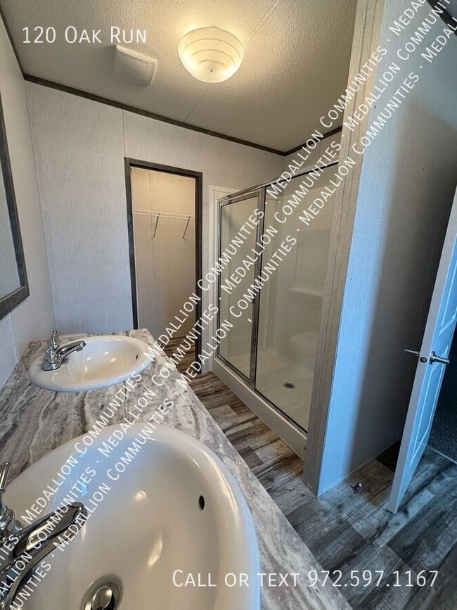 Building Photo - 120 Oak Run